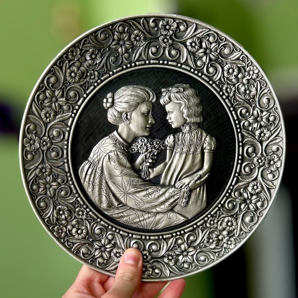 Other - VTG Dainty Sculptured Mom & Daughter Heart Warming Round Etched Art Floral Decor